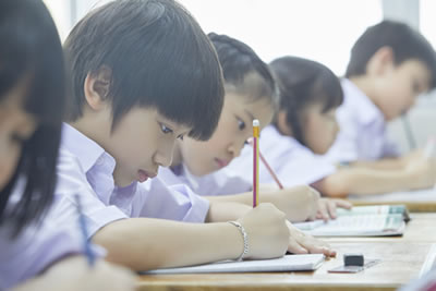 「英語を学ぶ楽しさ」と「聞く」「話す」「読む」「書く」の４技能を本格的に習得いただけます